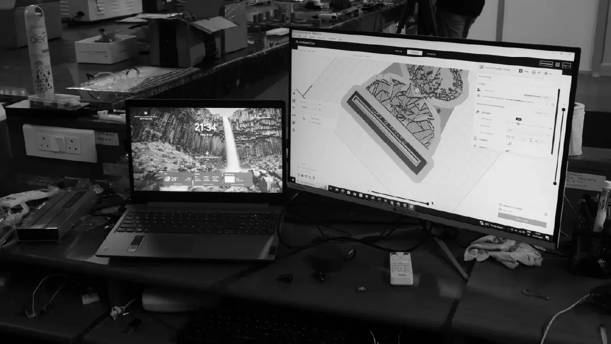 Desktop office dual monitors design software